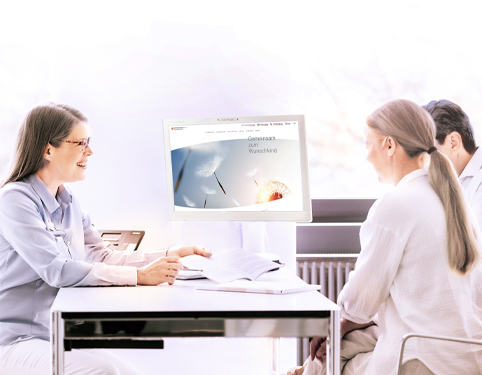 Aerztin mit Paerchen im Gespräch / Doctor talking to couple
